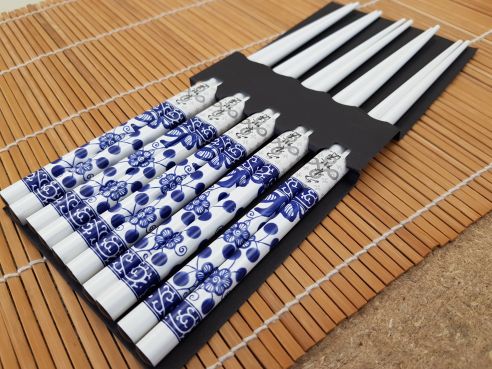Eßstäbchen, 5 Paar, weiß mit blauen trad. jap. Motiven, 22,5cm